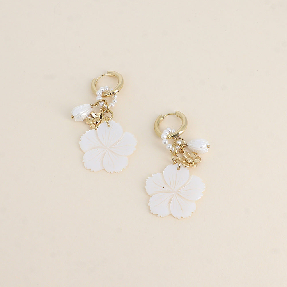 Créoles - anneau de perles en résine blanche, fleur nacrée et fleurs