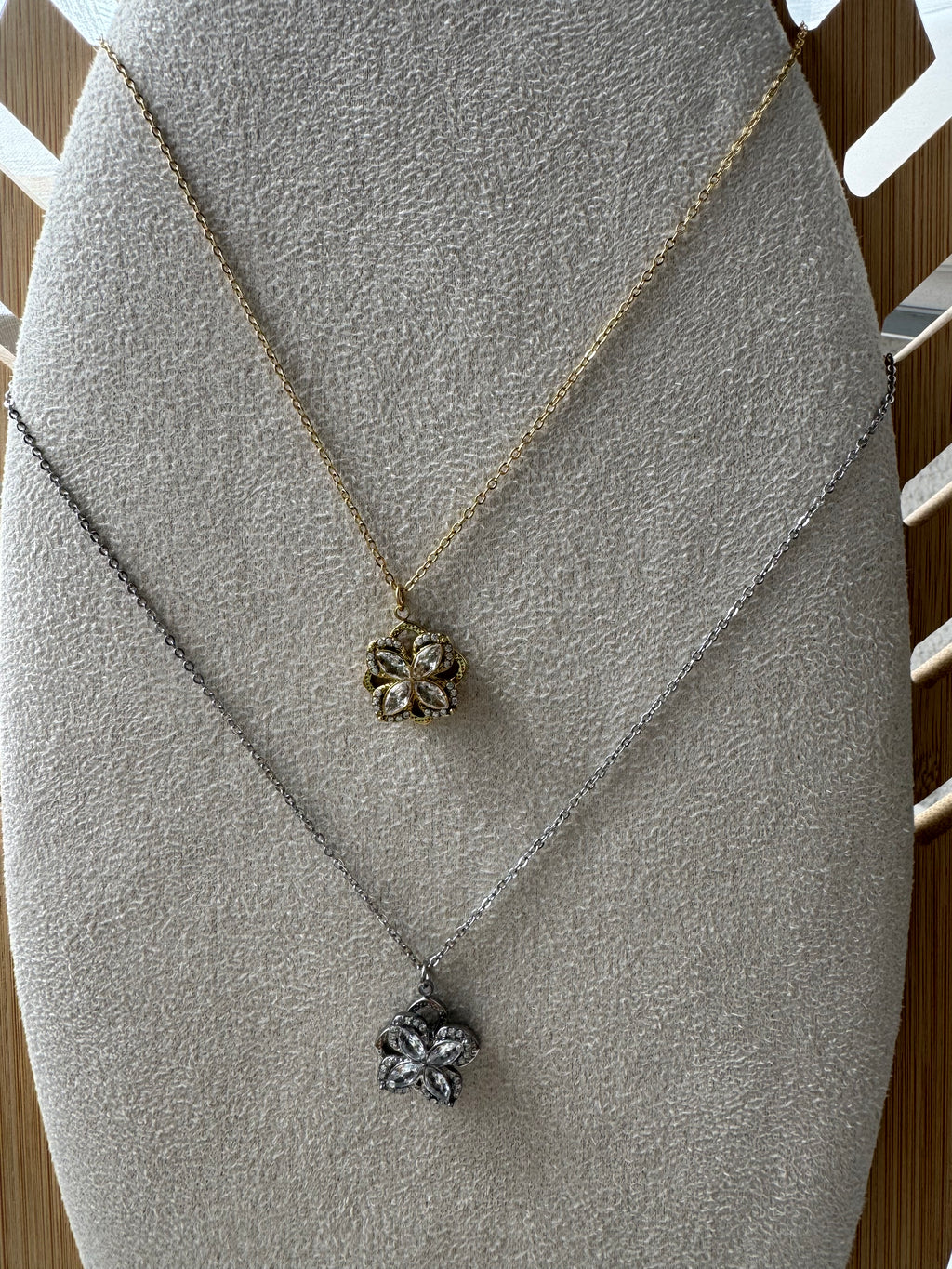 collier Anti-stress Corinne trèfle doré ou argenté