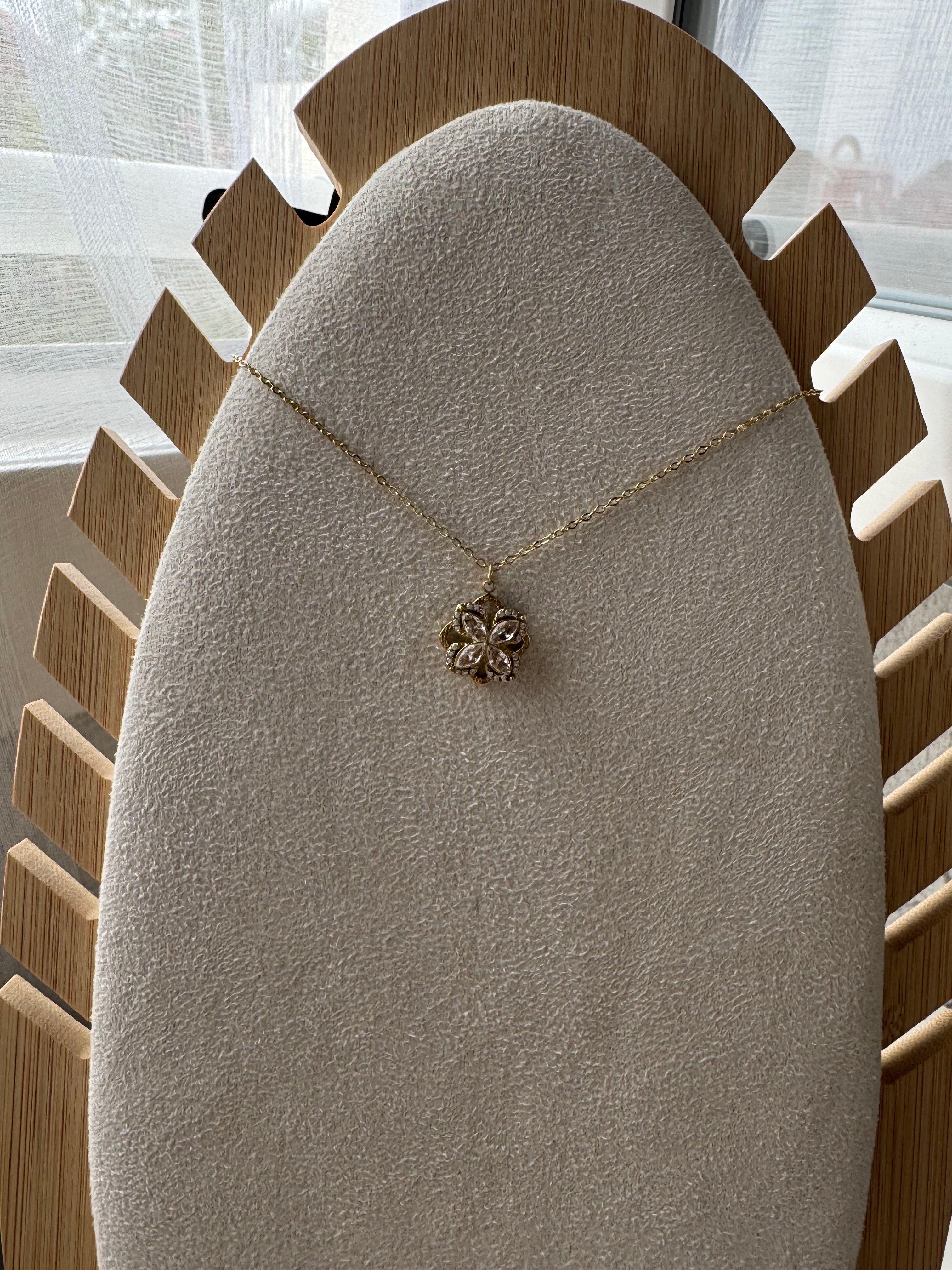collier Anti-stress Corinne trèfle doré ou argenté