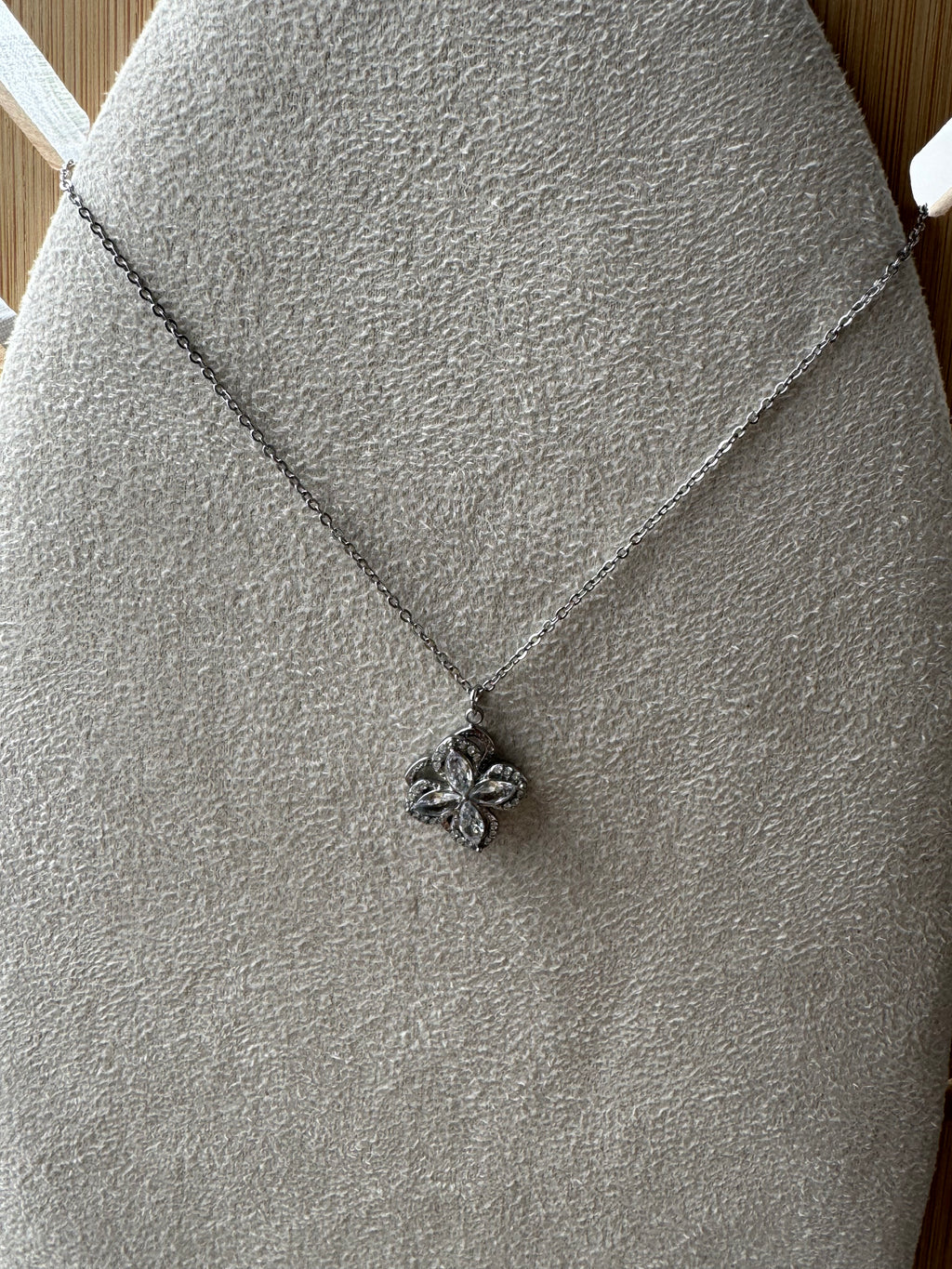 collier Anti-stress Corinne trèfle doré ou argenté