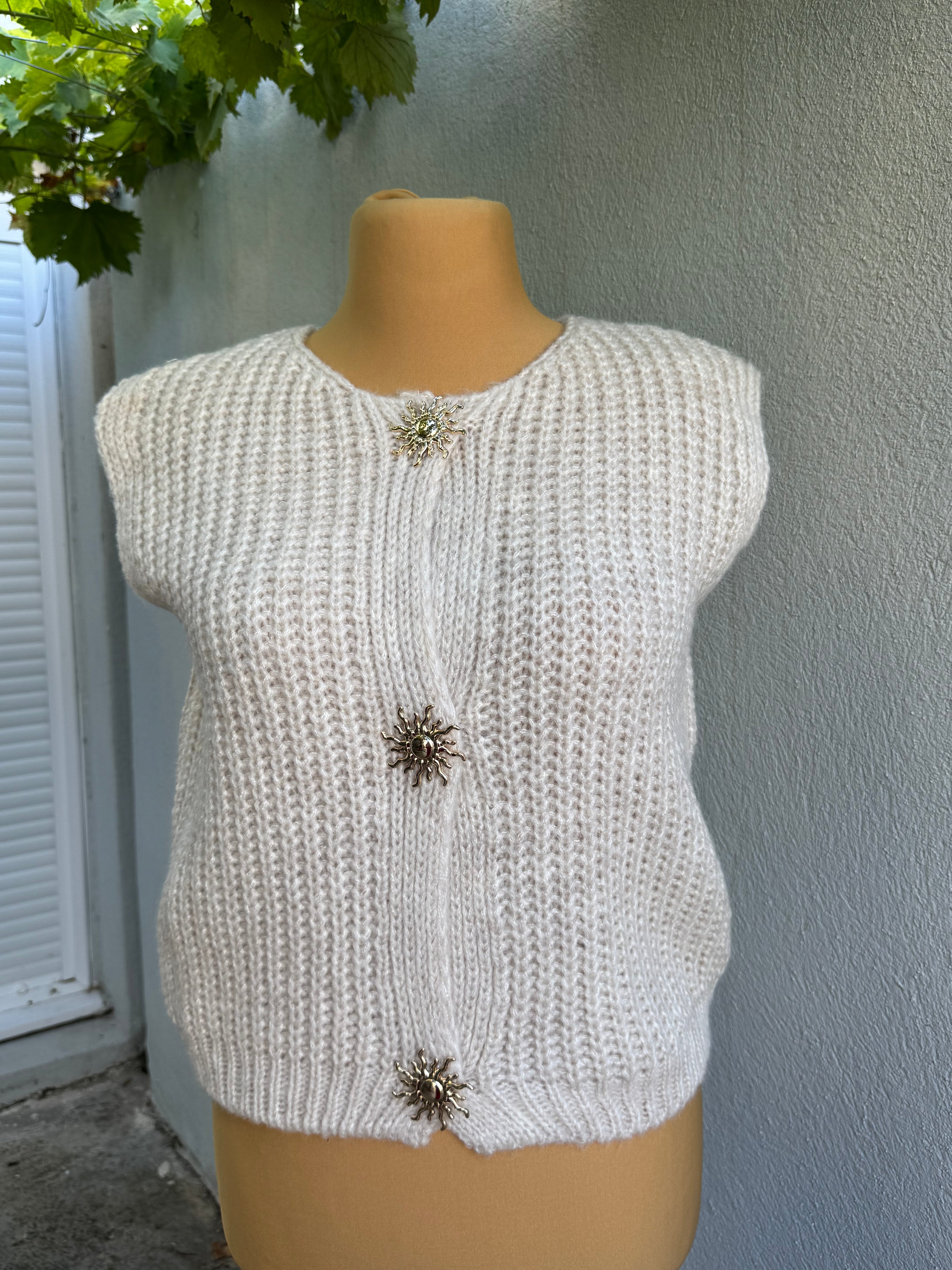 Gilet Mélanie sans manche + broche soleil