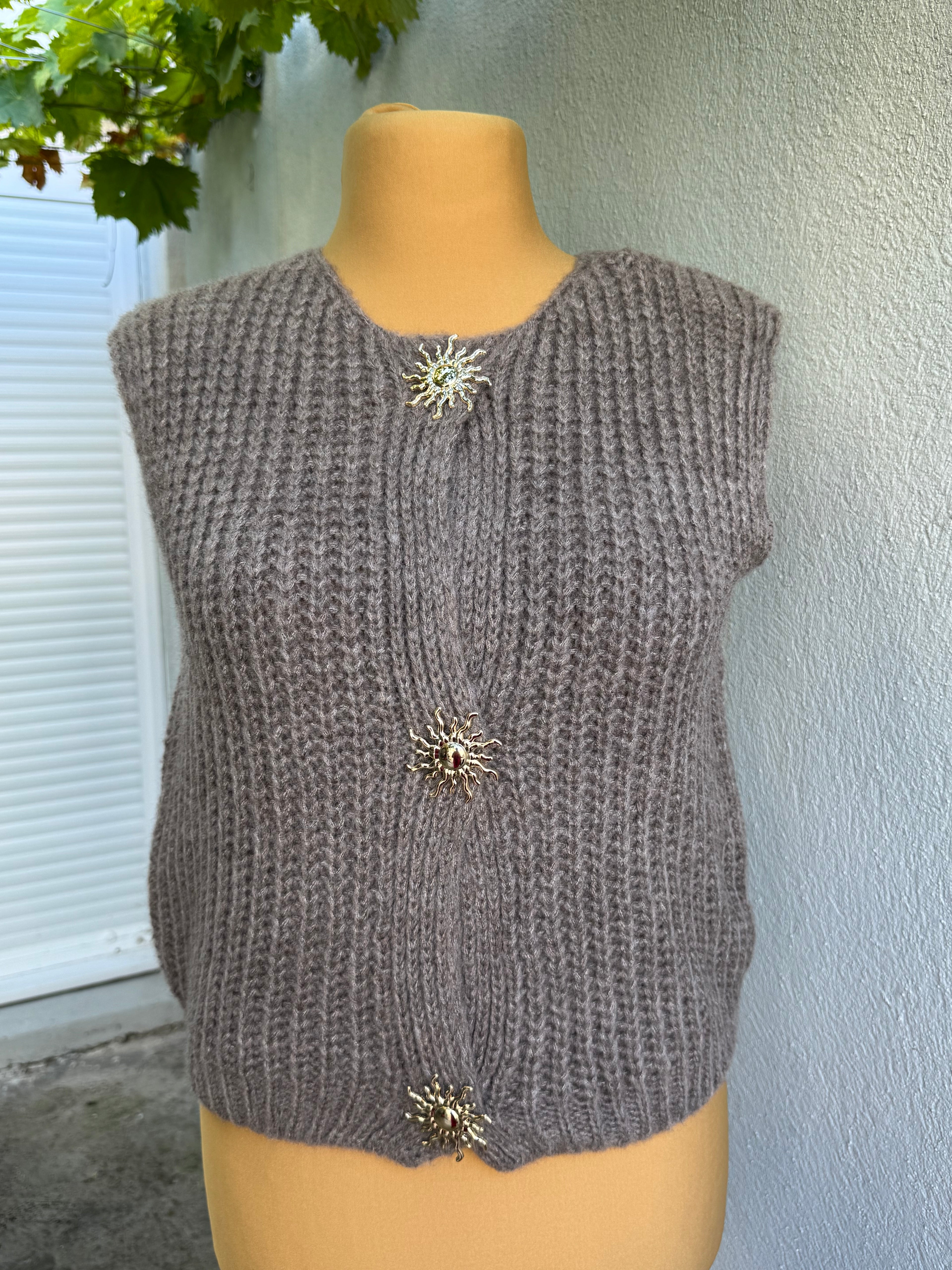 Gilet Mélanie sans manche + broche soleil